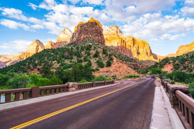 Güneşli bir günde güzel Zion Ulusal Parkı, Utah, ABD.
