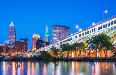Cleveland Skyline gece yansıması ile, Cleveland, Ohio, ABD.