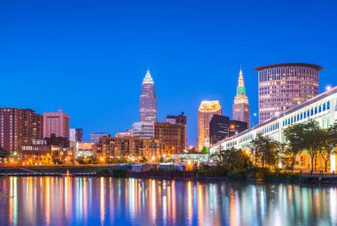 Cleveland Skyline gece yansıması ile, Cleveland, Ohio, ABD.