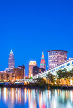 Cleveland Skyline gece yansıması ile, Cleveland, Ohio, ABD.