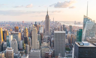 gün batımında New york skyline.