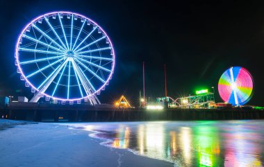 Gece yansıması olan çelik iskele, Atlantic City, New Jersey, ABD.