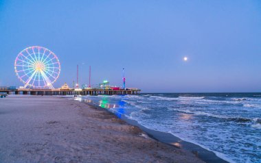 Gece yansıması olan çelik iskele, Atlantic City, New Jersey, ABD.