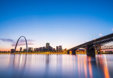St. Louis gökdeleninde gece yansıması var, st. Louis, Missouri, ABD.