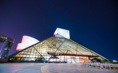 Çerçevenin Rock 'n Roll Salonu. Cleveland, Ohio, ABD 2-19-17: Geceleri Rock' n Roll Müzesi.