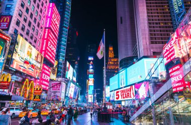 New York Şehri, New York, ABD, 8-31-17: Renkli ışıklandırmalı zaman meydanı.
