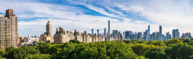 Central Park, New York, ABD. 09-01-17: Yaz mevsiminin güneşli bir gününde Manhattan gökdelenli Central Park.