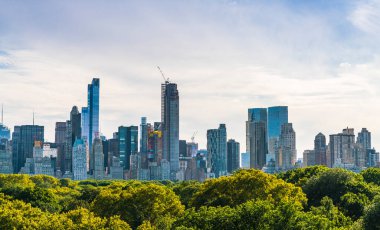 Central Park, New York, ABD. 09-01-17: Yaz mevsiminin güneşli bir gününde Manhattan gökdelenli Central Park.