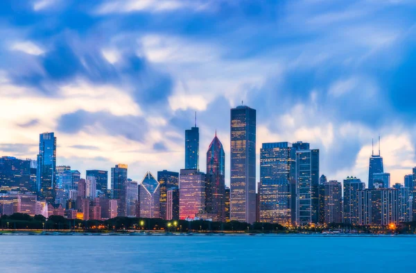 Chicago Skyline Atardecer Con Cielo Nublado Reflejo Agua —  Fotos de Stock