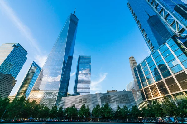 ニューヨーク ニューヨーク 記念噴水の反射と日没の世界貿易センター ニューヨーク — ストック写真