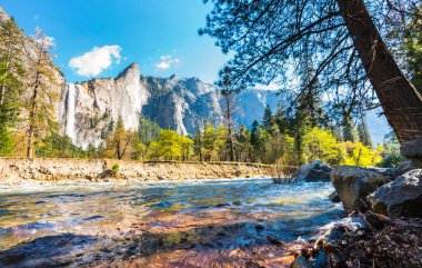 Yosemite Ulusal Parkı önplanda nehir ile birlikte, Kaliforniya, ABD.