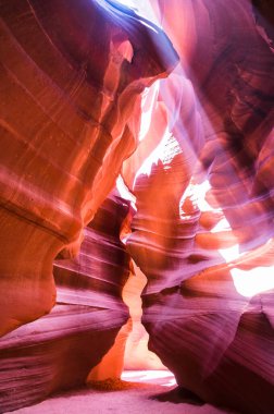 - Antilop Kanyonu, Page, Arizona, ABD 'de kumtaşı oluşumlarının güzelliği.