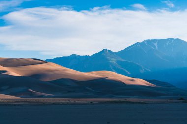 Gündoğumunda büyük kum tepesi ulusal parkı, Colorado, ABD.