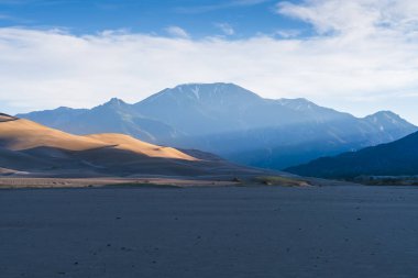 Gündoğumunda büyük kum tepesi ulusal parkı, Colorado, ABD.