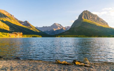 Swiftcurrent Gölü 'nde güzel bir manzara. Çok Buzul Bölgesi' nde güneş doğduğunda Montana 'daki Buzul Ulusal Parkı, Montana, ABD.