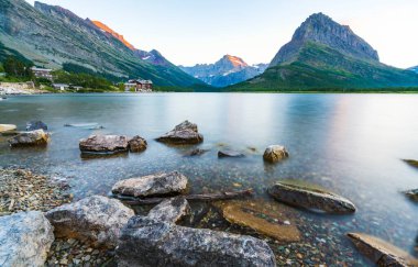 Swiftcurrent Gölü 'nde güzel bir manzara. Çok Buzul Bölgesi' nde güneş doğduğunda Montana 'daki Buzul Ulusal Parkı, Montana, ABD.