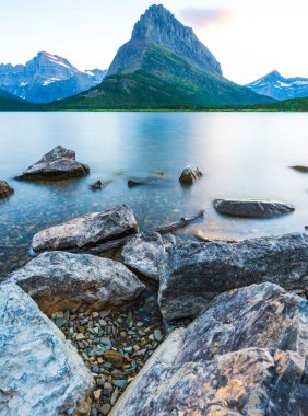 Swiftcurrent Gölü 'nde güzel bir manzara. Çok Buzul Bölgesi' nde güneş doğduğunda Montana 'daki Buzul Ulusal Parkı, Montana, ABD.