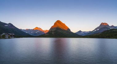 Swiftcurrent Gölü 'nde güzel bir manzara. Çok Buzul Bölgesi' nde güneş doğduğunda Montana 'daki Buzul Ulusal Parkı, Montana, ABD.