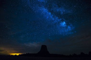 Geceleri gökyüzünde Samanyolu olan güzel şeytan kulesi. Wyoming, ABD.