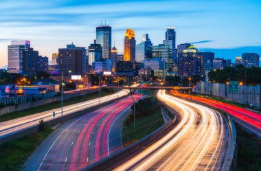 Minneapolis gökdeleninde gece trafik ışığı var..