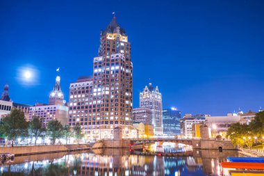 Milwaukee şehir merkezinde gece suları yansıtan, Milwaukee, Wisconsin, ABD.