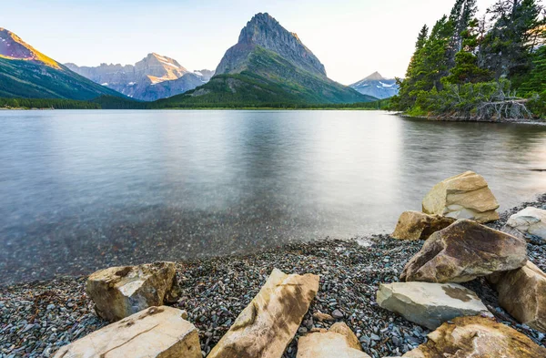 Swiftcurrent Gölü 'nde güzel bir manzara. Çok Buzul Bölgesi' nde güneş doğduğunda Montana 'daki Buzul Ulusal Parkı, Montana, ABD.