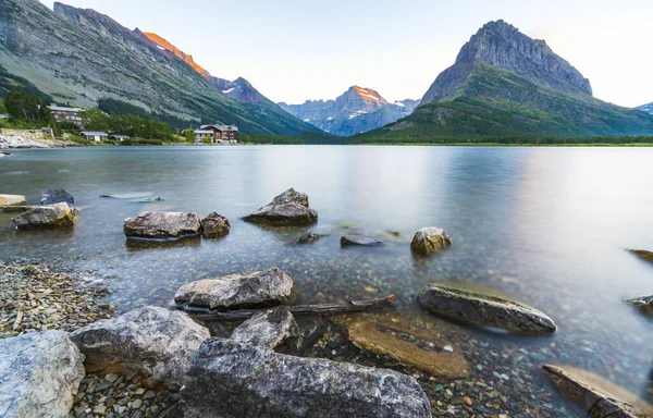 Swiftcurrent Gölü 'nde güzel bir manzara. Çok Buzul Bölgesi' nde güneş doğduğunda Montana 'daki Buzul Ulusal Parkı, Montana, ABD.