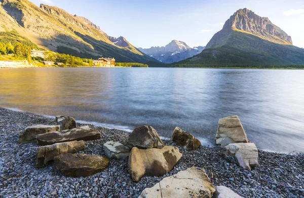 Swiftcurrent Gölü 'nde güzel bir manzara. Çok Buzul Bölgesi' nde güneş doğduğunda Montana 'daki Buzul Ulusal Parkı, Montana, ABD.