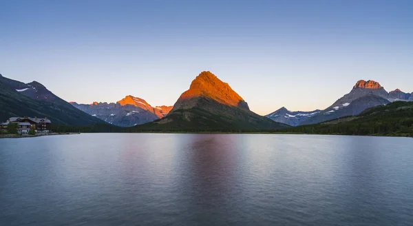 Wunderschöne Landschaft Swiftcurrent Lake Bei Sonnenaufgang Many Glacier Area Montana — Stockfoto