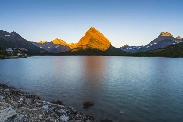 Swiftcurrent Gölü 'nde güzel bir manzara. Çok Buzul Bölgesi' nde güneş doğduğunda Montana 'daki Buzul Ulusal Parkı, Montana, ABD.