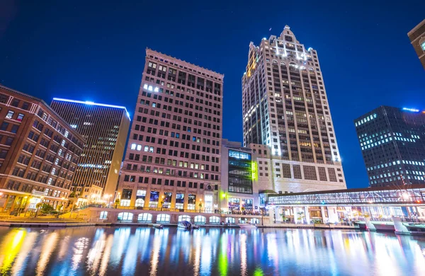 Milwaukee Centro Cidade Com Reflexão Água Noite Milwaukee Wisconsin Eua — Fotografia de Stock