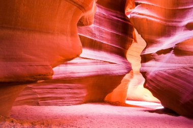 - Antilop Kanyonu, Page, Arizona, ABD 'de kumtaşı oluşumlarının güzelliği.