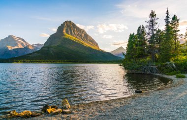 Swiftcurrent Gölü 'nde güzel bir manzara. Çok Buzul Bölgesi' nde güneş doğduğunda Montana 'daki Buzul Ulusal Parkı, Montana, ABD.