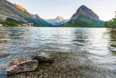 Swiftcurrent Gölü 'nde güzel bir manzara. Çok Buzul Bölgesi' nde güneş doğduğunda Montana 'daki Buzul Ulusal Parkı, Montana, ABD.
