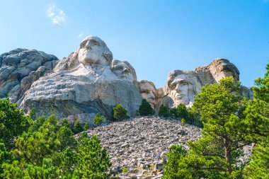Rushmore Dağı, güneşli bir günde doğal olarak anılır..