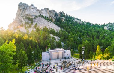 Gün batımında Rushmore doğal anıtı..