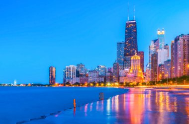 Chicago, ABD, 2017-08-12: Alacakaranlıkta yansıyan beton plajlı güzel Chicago silueti.