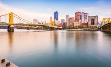 Pittsburgh, Pensilvanya, ABD: 8-21-17. Pittsburgh ufuk çizgisi gün batımında suda yansıyor..