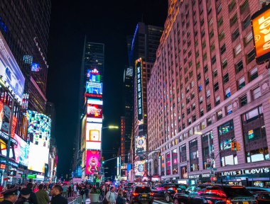 New York, ABD, 09-03-17: Ünlü, kalabalık ve trafik ile gece saat aralığı.