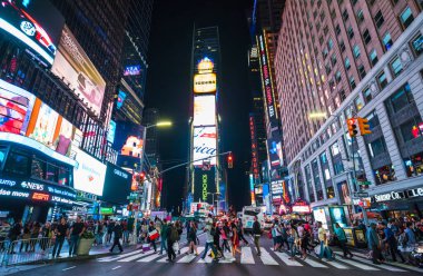 New York, ABD, 09-03-17: Ünlü, kalabalık ve trafik ile gece saat aralığı.