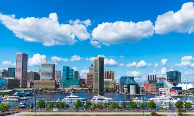 Baltimore, Maryland, ABD. 09-07-17: Güneşli bir günde Baltimore silueti.