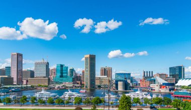 Baltimore, Maryland, ABD. 09-07-17: Güneşli bir günde Baltimore silueti.