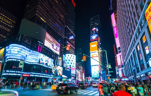 Nueva York Famoso Escuadra Del Tiempo Por Noche Con Multitudes — Foto de Stock