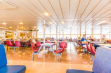 Feribotta kafeterya koltuğu.