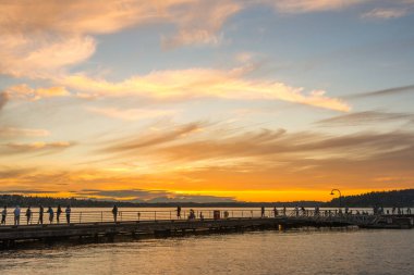 Gün batımında Gene Coulon Memorial Beach Park, Renton, Washington, ABD 'de yürüyüş sahnesi.