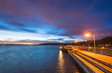 Gün batımında Gene Coulon Memorial Beach Park, Renton, Washington, ABD 'de yürüyüş sahnesi.