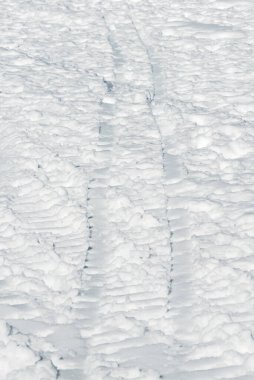 Kayak merkezindeki çok sayıda kayak pisti.