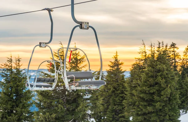 Kayak Merkezindeki Kar Dağının Üzerinden Geçen Koltuklu Kayak Asansörü — Stok fotoğraf