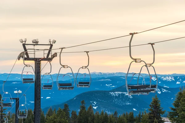 Kayak Merkezindeki Kar Dağının Üzerinden Geçen Koltuklu Kayak Asansörü — Stok fotoğraf