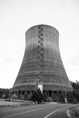 Günbatımı gökyüzü arka planına sahip nükleer enerji santrali.